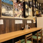 Teishokusemmonteniteteya - 店内はジャズが流れ、古時計がたくさん置かれてまず。