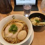 らぁ麺はやし田 - 味玉醤油らぁ麺９５０円、黒豚入り雲呑２００円。以前ほどの感動はありませんが、穂先メンマ、鶏焼豚、焼豚の具もレベルの高い一杯です。