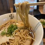 Raxamen Hayashida - 味玉醤油らぁ麺９５０円。ツルツルと喉越しの良い細麺と醤油味のスープがマッチしています。