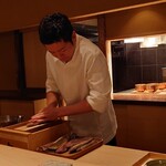 伯雲 - 一番出汁の実演をする坂本大将