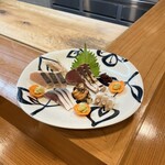 小魚料理 とみ助 - お造りの内容は、写真左上↖️から時計回りの順に、鰆たたき、鰹たたき、蛸、栄螺、しめ鯖です(o^^o)
