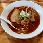 自家製麺 よなや - ◯辛醤油ラーメン
            豚骨、鶏
            煮干しなどの魚介の奥深い旨味と和を感じさせる味わい
            
            煮干しの苦み感は一切ない旨味のみの美味しさ
            
            バターのようなコク感とラー油と一味の辛味が
            ピリッと効いていて美味しい❕