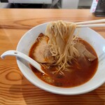 Jikaseimen Yonaya - 麺はモッチリした弾力を感じる好みな食感で
                      柔らかくなってきても弾力感は失われない