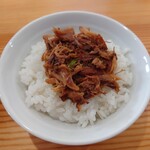 Jikaseimen Yonaya - ◯チャーシュー丼
                      チャーシューのほぐし身とほんの少しの甘味がある
                      醤油味のチャーシューの煮汁が
                      ご飯に合ってて、チャーシューとご飯は進むよねえ❕
                      なかなか美味しいぞっ❕
                      
                      これは安いし頼むぺき品だねえ