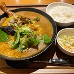 ナゴミヤ - チキンと野菜のスープカレー1180円