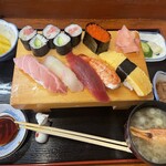 Gorou zushi - ランチ贅沢にぎり　お味噌汁　香の物　フルーツ付き