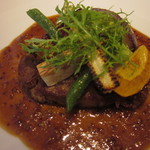 豚肩ロース肉のブレゼ　粒マスタードのソースと共に　焼野菜とサラダを乗せて