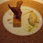 レストラン リューズ - キャラメルムーストプラリネのガトー　ヘーゼルナッツのグラスを添えて