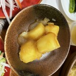 尾瀬かもしか村 - ジャガイモを炊いたもの。淡く味付けされている。深い味わい。これを一口食べて、サラダを食べると高級な感じになる。