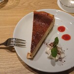 スパゲッティ専門店 とすかーな - 食後。イチゴソースのチーズケーキ。好みのなめらかさ。固くもなく、今流行りの柔らかすぎでもなく。