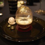 ガストロノミー ジョエル・ロブション - キャビア　雲丹と共に甲殻類のコンソメゼリー　なめらかなカリフラワーのクレーム