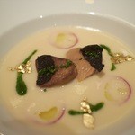 ガストロノミー ジョエル・ロブション - 三浦大根のヴルーテ　なめらかに仕上げ、フォアグラのポワレとトリュフと共に