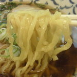 Ichijin - 飯塚製麺所製の中太縮れ平打ち麺