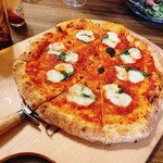 ラ タベルナ デ モリキ - マルゲリータ。小麦の香りしっかりの釜焼きピッツァ。