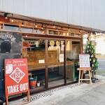 ラ タベルナ デ モリキ - お店は住宅街の中。店先に積まれた薪が目印