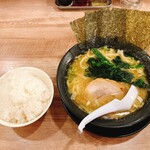 横浜家系ラーメン 武骨家 - 醤油とんこつラーメン+ライス