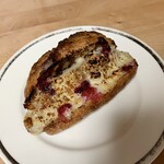 Pane Ho Maretta - 鶏肉のコンフィ×きいちごフロマージュ バルサミコソース ¥390