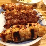 かぶら屋 - カシラ、ネギマ、モモ
      焼きはタレで １本80円
      