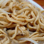 ラーメン神豚 - “麺”は二郎系にしては、細めの“平打ち麺”、ゴワ付いてはいますが、舌触りは比較的滑らかです。