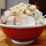 ラーメン神豚 - “小ぶた”、目の前の器はコンモリと盛られた“もやし”の山、裾野には分厚い”ぶた”が５枚、置かれています。