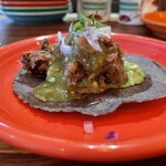 TACO FANATICO - ブルーコーンのタコスなので黒っぽい生地、具はスアデロ