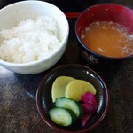 牛や清 - ご飯・みそ汁・香の物