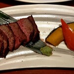 炙りダイニング ろばた焼き たる平 - 独特な臭みのあるイチボ肉 ローストビーフのタレ持参して味変して食べる