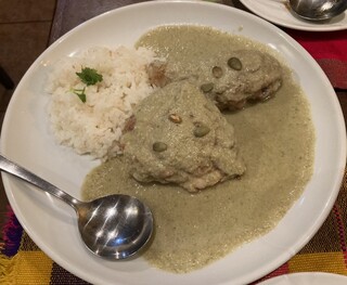 SALSITA - 鶏肉のピピアンベルデ1900円、アメリカ大陸原産のカボチャの種をベースに緑のトマトと唐辛子を加えて作ったメキシコの代表的な料理の一つ、ヨーロッパ人到来の前から食べられていたとされる古い料理でもある。