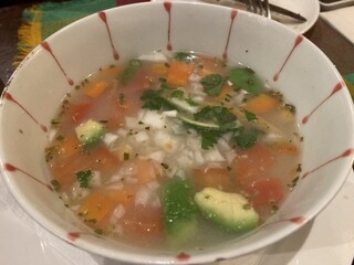SALSITA - ユカタン風チキンとライムのスープ1100円、鶏でとったスープに色とりどりの野菜を浮かべライムとハラペーニョでアクセントを付けた南国ユカタン地方を代表するスープ