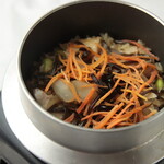 Chicken and burdock Kamameshi (rice cooked in a pot) with dashi soup