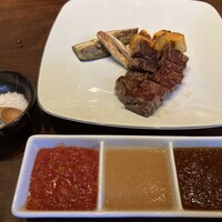 けやき坂 - 岩塩、トマトソース、西京味噌、ニンニク醤油の4種の味付けでいただける。