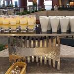 カフェ トスティーナ - 洋ナシのヴェリーヌ、ほうじ茶のパンナコッタ