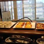 カフェ トスティーナ - グリーンカレーとフォカッチャ、ラザニア風タルティーヌ、