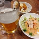 Gasuto - 生ビールと蒸し鶏のサラダとカキフライ二個