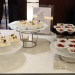 カフェ トスティーナ - ラムレーズンとメープルのムース、フルーツカクテル