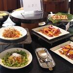 カフェ トスティーナ - 軽食コーナーもすごく豪華。スパイシーアヒポキ