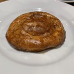 NOURA - 前菜の名物トリュフパンケーキ