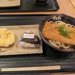 はなまるうどん - 料理写真:きつねとおにぎりととり天