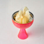 Glace Letoile - 洋梨を、蒜山ジャージー牛乳と国産マスカルポーネを使用した濃厚なアイスクリームに合わせております。