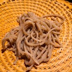 Gensui - ⑮十割細蕎麦(香川県伊吹産在来種)
                        弘法大師が中国から持ち込み、香川県で栽培したとされる日本の蕎麦の原種
                        食感は硬めで粒子感があり香りが立っています
                        特にプレーンで舌上で転がすと際立ちます