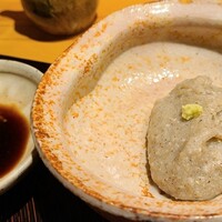 玄水 - ②蕎麦がき(宮崎県椎葉産在来種)
                    滑らかでしっとりモチモチとした食感
                    醤油&大根おろしで提供、個人的には塩のみ
                    5秒ホールドど舌上で転がすと蕎麦が蕩け、豊醸な薫りと穏やかな甘みと旨みが拡がる