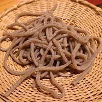 玄水 - ⑰手挽十割極太蕎麦(兵庫県赤花産在来種)
                      極太らしい力強さと香り、そして蕎麦の甘み
                      十割ですが微かに弾力もあり、全てプレーン又は塩のみで食べたくなるほどウマい