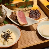 玄水 - 八寸③湯葉豆腐、塩昆布④板付⑤真鱈白子ポン酢⑥炙り鴨肉⑦焼き味噌 
                    湯葉豆腐の大豆の優しい香り、真鱈白子のコク、炙り鴨肉の滋味のある旨み、板付【蒲鉾】と焼き味噌は蕎麦前らしい逸品