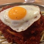 スパゲティーのパンチョ - ミートソース 目玉焼  ¥700