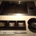 薩摩焼肉　黒桜 - プレートは、電気プレート！油は下に流れ落ちるようなしくみになっていて、煙もでない～！(・。・;