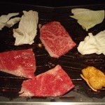 薩摩焼肉　黒桜 - 『黒桜ロース』『ホソ』『キャベツ』を焼いているところ…(・。・;