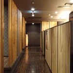 薩摩焼肉　黒桜 - 店内の通路！左側に半個室、右側にカウンター席が…！(^o^)丿