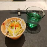 Raimu Raito - セットのサラダとお冷