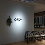 Orby Restaurant - 生産者が出荷時にワインケースに葉を入れることを思い出す