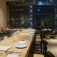 Orby Restaurant - 長いカウンター席